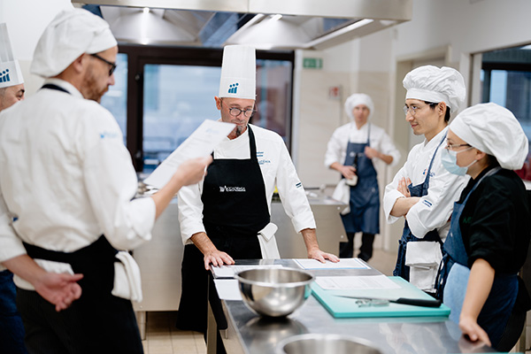 Andrea Carlin mentre insegna cucina ai suoi allievi all'Accademia delle Professioni