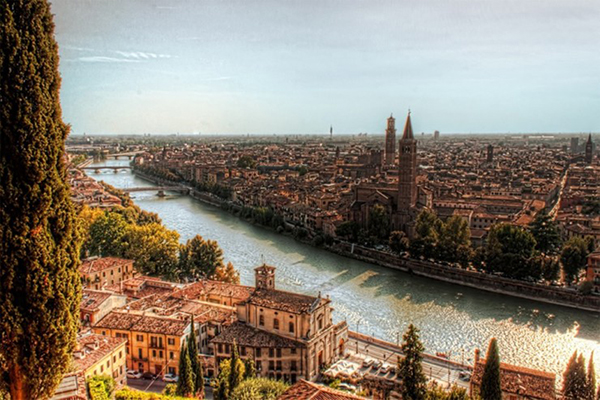 Una veduta della città di Verona da Castel San Pietro