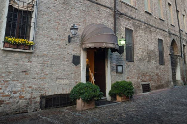 L'ingresso al ristorante Aquila Nigra a Mantova