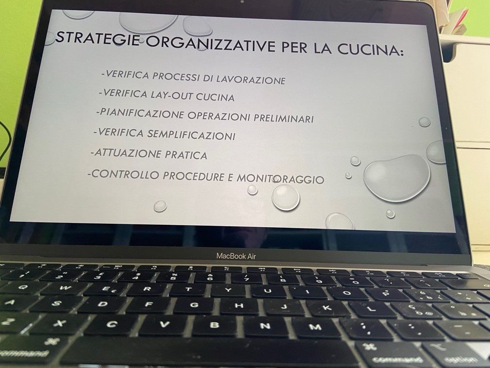 descrizione delle strategie organizzative per la cucina